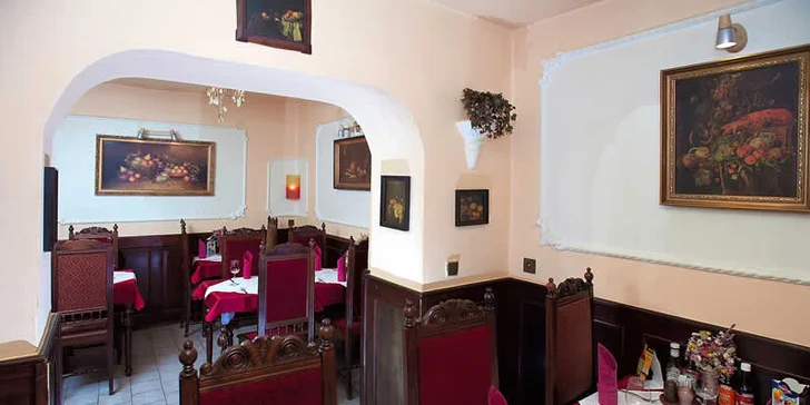 1,5 kila kuřecích křídel, hranolky, rozpečená bageta a 3 omáčky