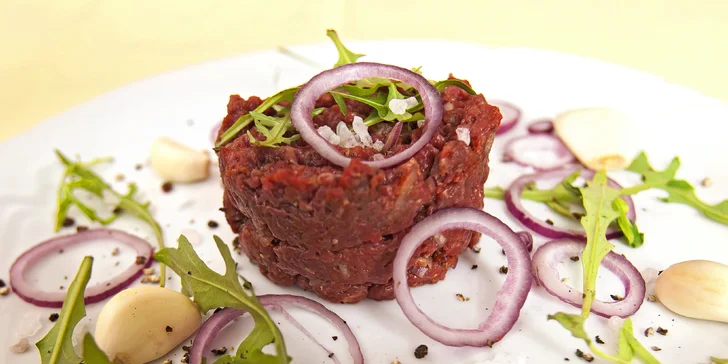 Tatarák z vyzrálého hovězího z místní farmy ve vyhlášené restauraci