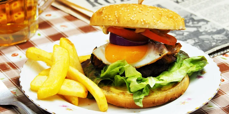 Dva burgery v baru Marcela Ihnačáka, který je umístěný v atomovém krytu 10-Z