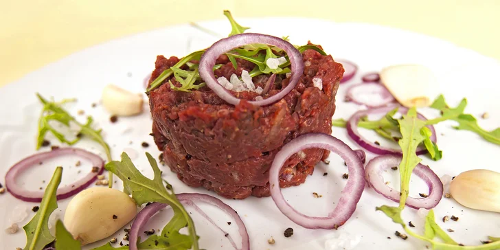 Tatarák z vyzrálého hovězího z místní farmy ve vyhlášené restauraci