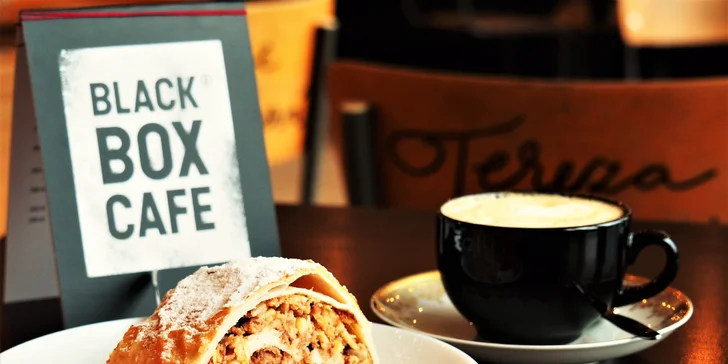 Káva dle výběru a klasický či raw dezert v Black Box Cafe