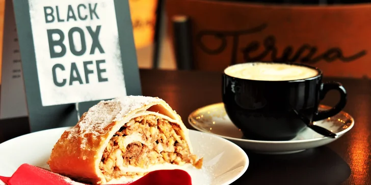 Káva dle výběru a klasický či raw dezert v Black Box Cafe