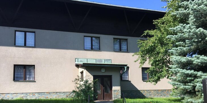 Jaro a léto na prahu Krkonoš: Prosté bydlení u Kramářova zámku s polopenzí