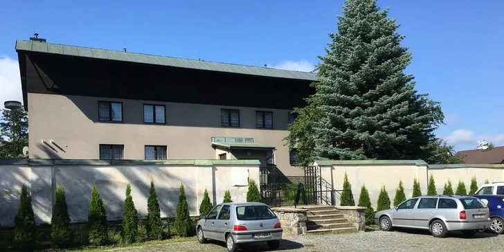 Jaro a léto na prahu Krkonoš: Prosté bydlení u Kramářova zámku s polopenzí