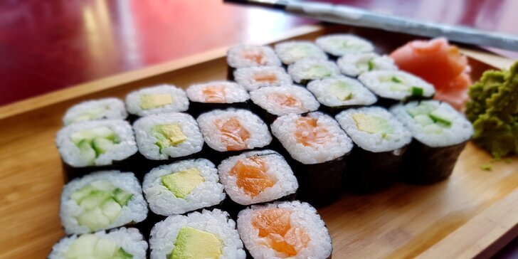 Sushi sety: 26 vegetariánských rolek, 16 s lososem nebo 32 ks maki