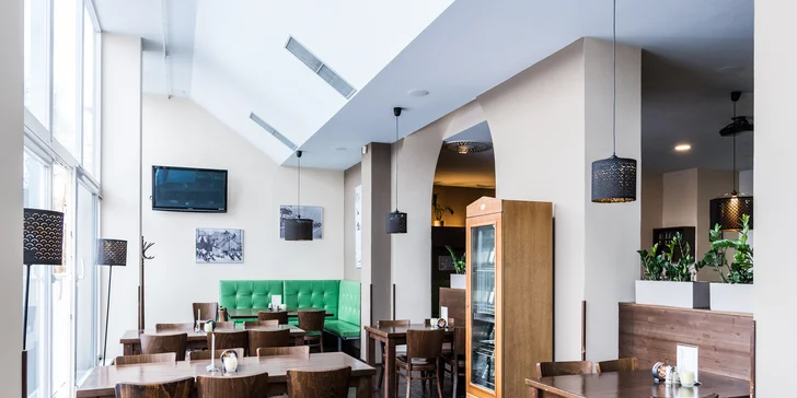 Burger menu s domácím bulkou, hranolky i cibulovými kroužky