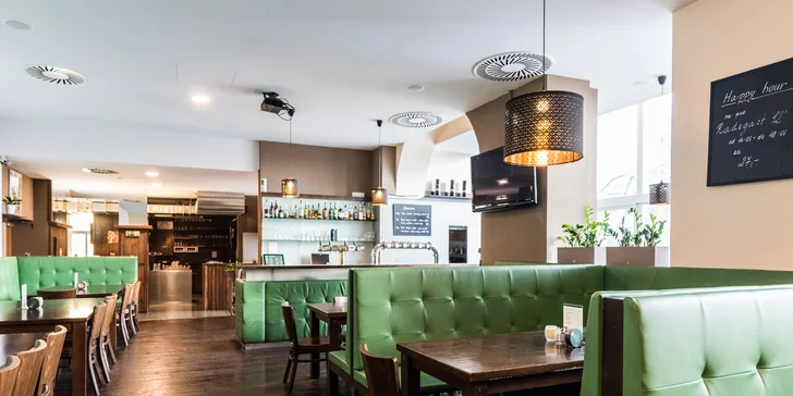 Burger menu s domácím bulkou, hranolky i cibulovými kroužky