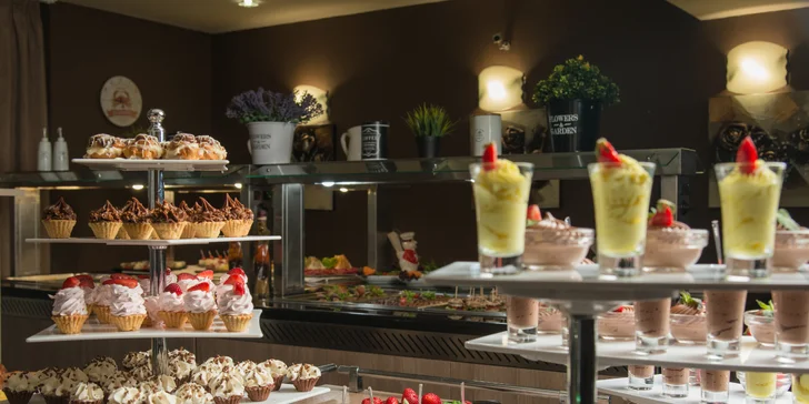 V hotelovém komplexu můžete navštívit i kavárnu a cocktail bar. 
