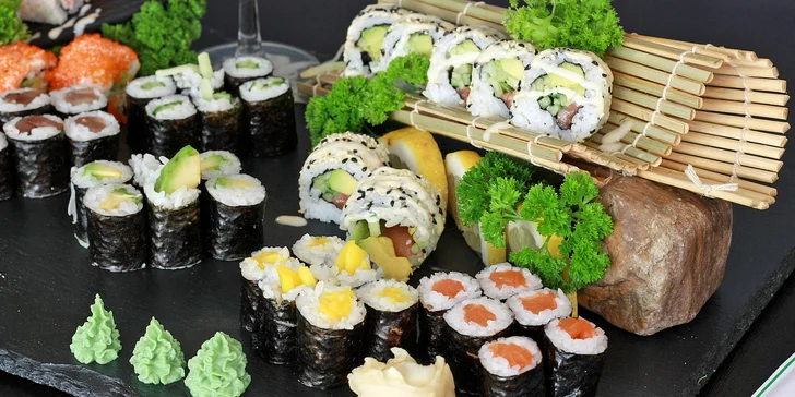 Kromě všech rolek, které jsou na fotce, dostanete ještě 4 kousky oblíbeného sushi nigiri.