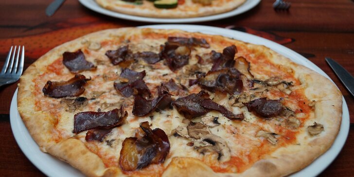 2× pizza o průměru 27 cm: Bosna s uzeným hovězím nebo šťavnatá Vegetariana