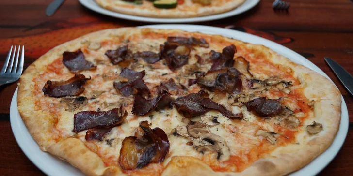 2× pizza o průměru 27 cm: Bosna s uzeným hovězím nebo šťavnatá Vegetariana