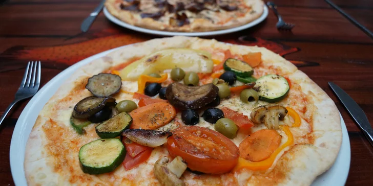 2× pizza o průměru 27 cm: Bosna s uzeným hovězím nebo šťavnatá Vegetariana