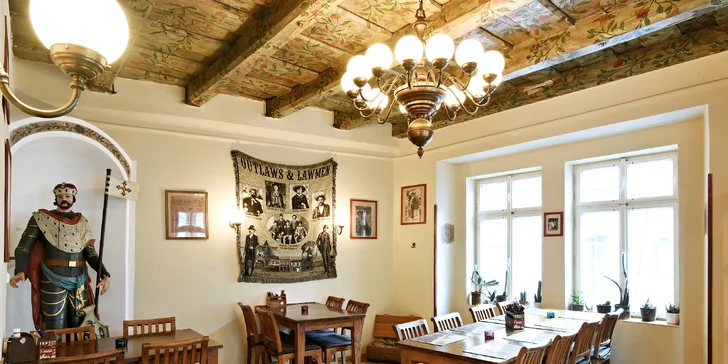 Nabité steakové menu s předkrmem a lahví vína pro dva přímo v centru města
