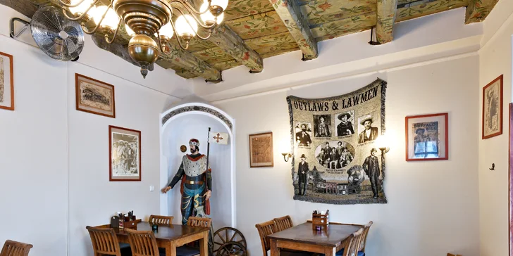 Nabité steakové menu s předkrmem a lahví vína pro dva přímo v centru města