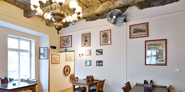Nabité steakové menu s předkrmem a lahví vína pro dva přímo v centru města