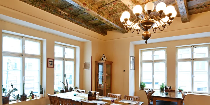 Nabité steakové menu s předkrmem a lahví vína pro dva přímo v centru města