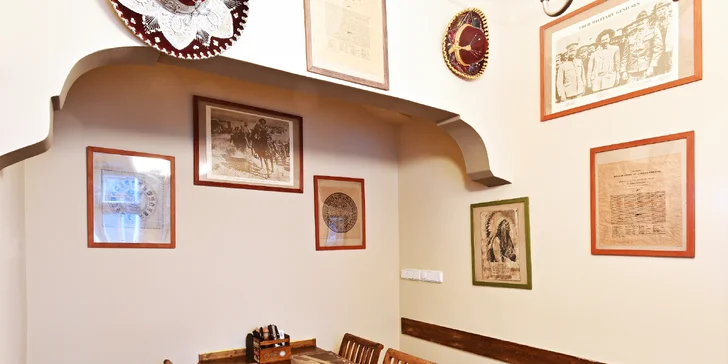 Nabité steakové menu s předkrmem a lahví vína pro dva přímo v centru města