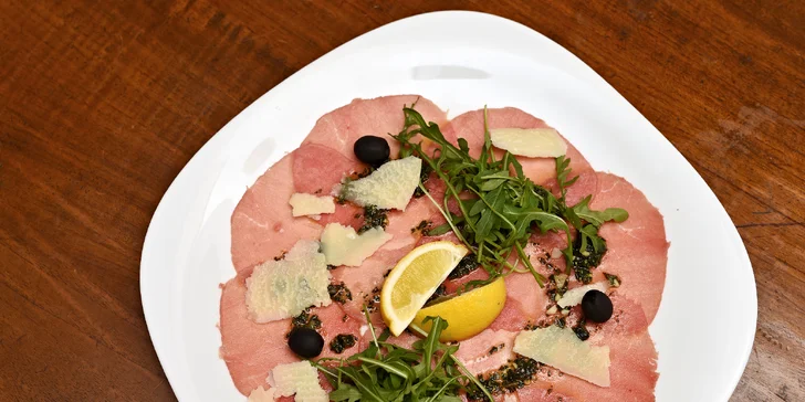 Nabité steakové menu s předkrmem a lahví vína pro dva přímo v centru města