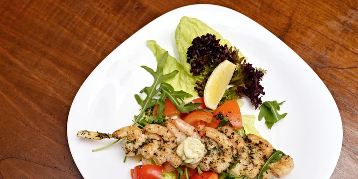 Nabité steakové menu s předkrmem a lahví vína pro dva přímo v centru města