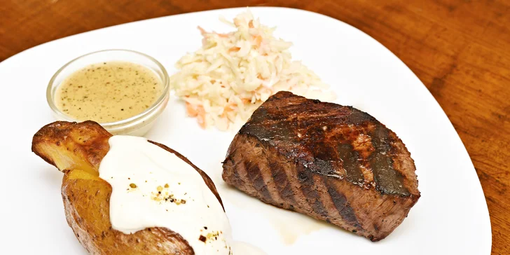 Nabité steakové menu s předkrmem a lahví vína pro dva přímo v centru města