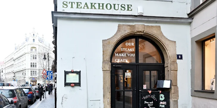 Nabité steakové menu s předkrmem a lahví vína pro dva přímo v centru města