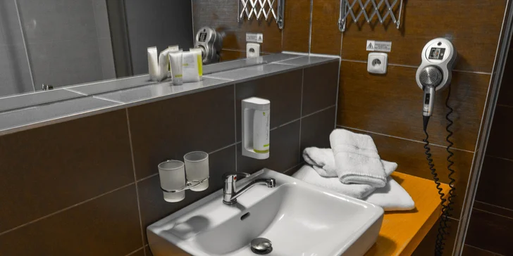 Každý pokoj ve VIP apartmánu s jacuzzi má svou vlastní koupelnu.