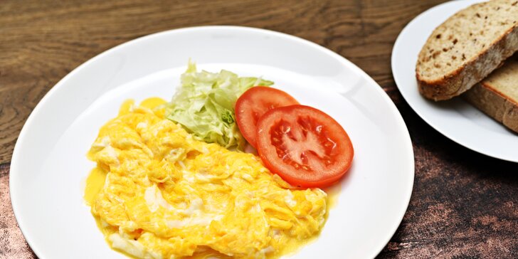 Bohatá snídaně formou bufetu pro 1 nebo 2: vejce, sýry, dezerty, káva a další