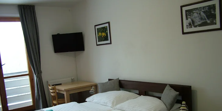 Zabydlíte se v nově zrekonstruovaném pokoji, ke kterému patří samostatné WC i koupelna. 