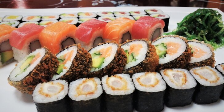 Sushi set s 50 kousky: losos, tuňák, kreveta, avokádo, řepa i tempura
