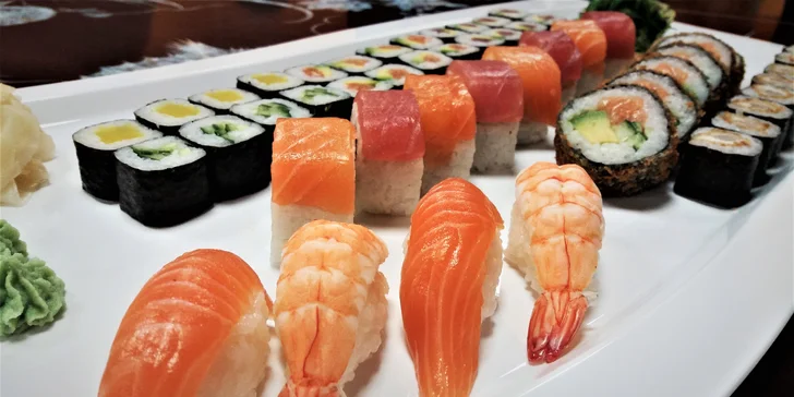 Sushi set s 50 kousky: losos, tuňák, kreveta, avokádo, řepa i tempura