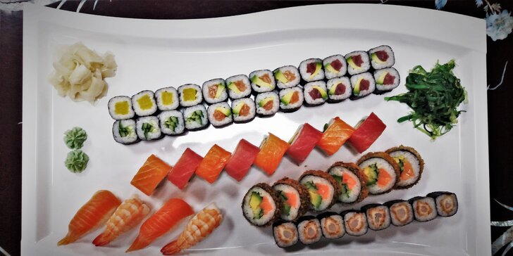 Sushi set s 50 kousky: losos, tuňák, kreveta, avokádo, řepa i tempura
