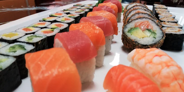 Sushi set s 50 kousky: losos, tuňák, kreveta, avokádo, řepa i tempura
