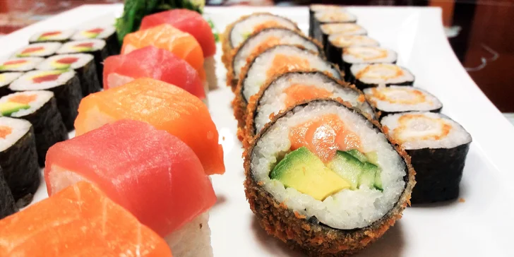 Sushi set s 50 kousky: losos, tuňák, kreveta, avokádo, řepa i tempura