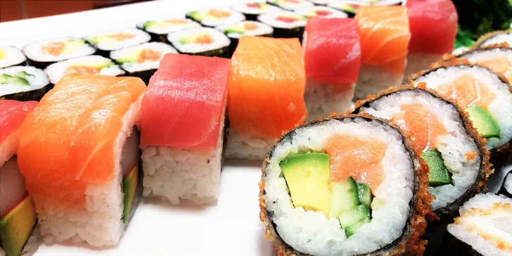 Sushi set s 50 kousky: losos, tuňák, kreveta, avokádo, řepa i tempura