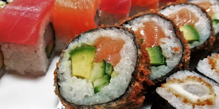 Sushi set s 50 kousky: losos, tuňák, kreveta, avokádo, řepa i tempura
