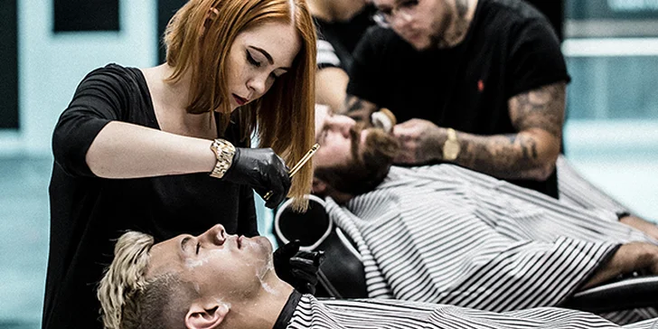 Pánský střih, holení hot towel i masáž hlavy a sklenka whisky v Barber's Wife