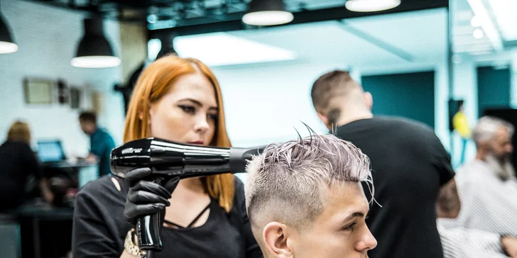 Pánský střih, holení hot towel i masáž hlavy a sklenka whisky v Barber's Wife