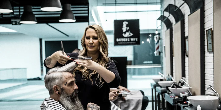 Pánský střih, holení hot towel i masáž hlavy a sklenka whisky v Barber's Wife
