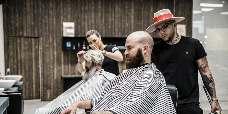 Pánský střih, holení hot towel i masáž hlavy a sklenka whisky v Barber's Wife