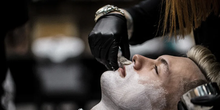 Pánský střih, holení hot towel i masáž hlavy a sklenka whisky v Barber's Wife