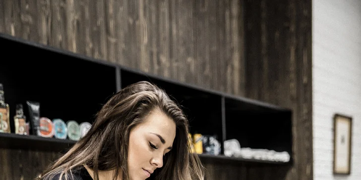 Pánský střih, holení hot towel i masáž hlavy a sklenka whisky v Barber's Wife