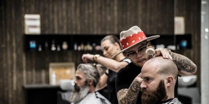 Pánský střih, holení hot towel i masáž hlavy a sklenka whisky v Barber's Wife