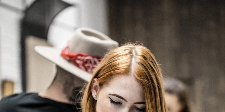 Pánský střih, holení hot towel i masáž hlavy a sklenka whisky v Barber's Wife