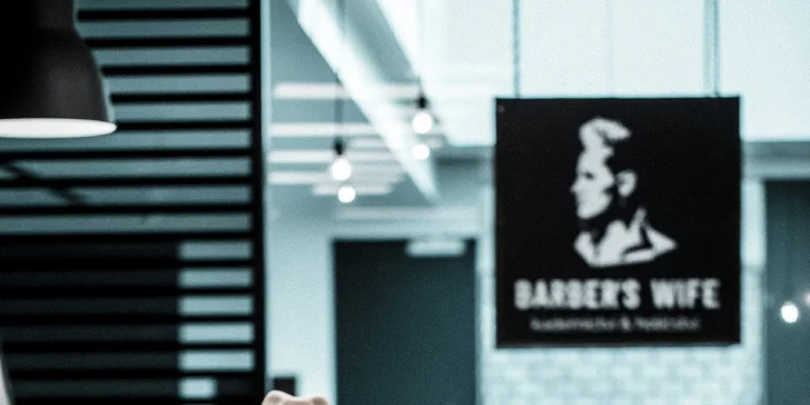Pánský střih, holení hot towel i masáž hlavy a sklenka whisky v Barber's Wife
