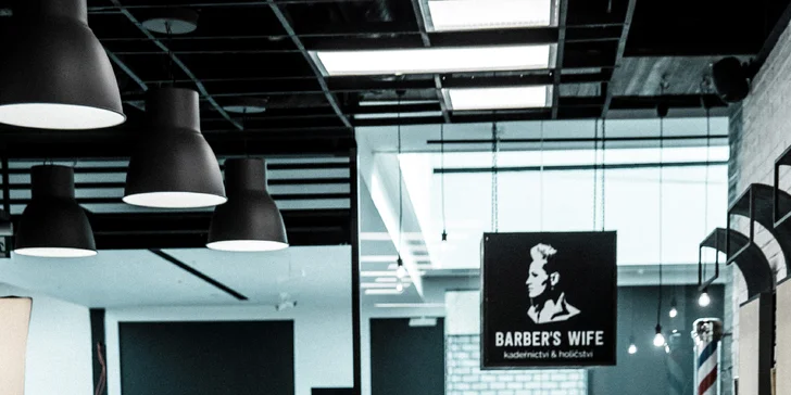 Pánský střih, holení hot towel i masáž hlavy a sklenka whisky v Barber's Wife