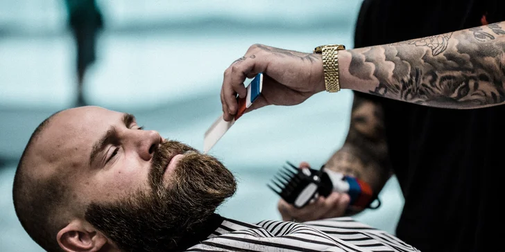 Pánský střih, holení hot towel i masáž hlavy a sklenka whisky v Barber's Wife