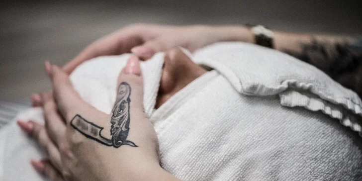 Pánský střih, holení hot towel i masáž hlavy a sklenka whisky v Barber's Wife