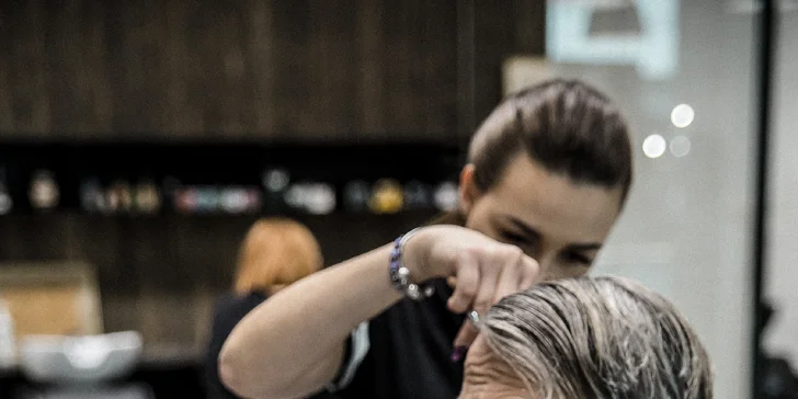 Pánský střih, holení hot towel i masáž hlavy a sklenka whisky v Barber's Wife