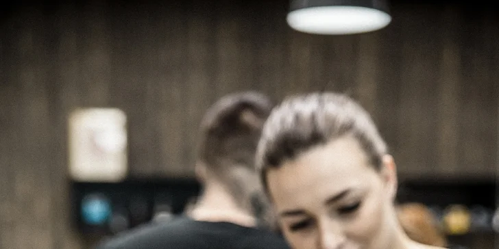 Pánský střih, holení hot towel i masáž hlavy a sklenka whisky v Barber's Wife