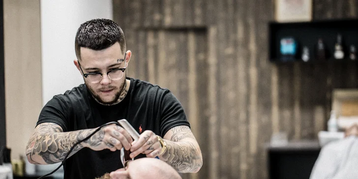 Pánský střih, holení hot towel i masáž hlavy a sklenka whisky v Barber's Wife